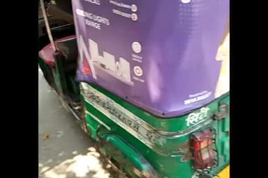 बरेली: इज्जत नगर थाना क्षेत्र में डिवाइडर से टकराने पर टेंपो पलटा, चालक हुआ गंभीर रूप से घायल