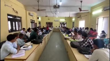 कनवास: केंद्र व राज्य की योजनाओं की समीक्षा बैठक पंचायत समिति सभागार में हुई आयोजित, ग्राम सेवकों को अभियान की दी गई जानकारी