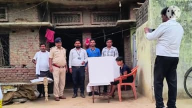 गुठनी: गुठनी प्रखंड के सात मतदान केंद्रों पर पोस्टल बैलेट पेपर से दिव्यांग व वृद्ध मतदाताओं ने किया मतदान