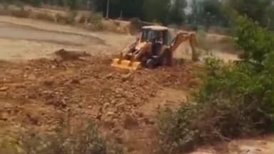 मनकापुर: ललकपुर गांव में मनरेगा के तहत तालाब के सौंदर्यीकरण का कार्य मजदूरों ने नही, प्रधान ने JCB से कराया, वीडियो हुआ वायरल