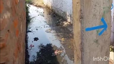 हाथरस: गांव नगला रानी व शिव कॉलोनी में स्कूल में पढ़ने जाते बच्चे नाले के गंदे पानी से निकलने को मजबूर