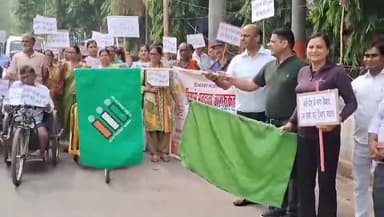 वाराणसी के विकास भवन से दिव्यांग मतदाताओं को जागरूक करने के लिए मतदाता जागरूकता रैली निकाली गई