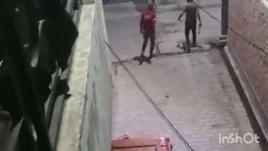 हरदोई: मोहल्ला मोमिनाबाद में शराब के नशे में मुन्ना पहाड़ी समेत कई लोगों ने की पत्थरबाज़ी व मारपीट, वीडियो हुआ वायरल