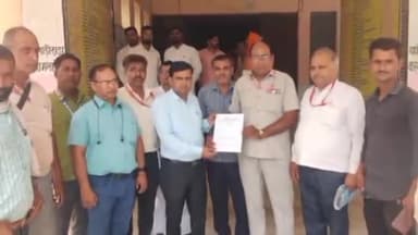 गोला: जौनपुर में पत्रकार की हत्या के मामले में आरोपियों को फांसी की मांग को लेकर गोला के पत्रकार संघ ने उपजिलाधिकारी को दिया ज