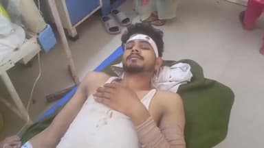 हाथरस: गांव झगरार में राशन लेने गए युवक को पड़ोसियों ने पीटकर किया घायल, परिजनों ने युवक को कराया जिला अस्पताल में भर्ती