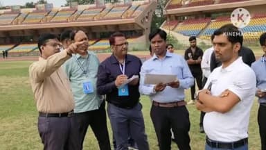 बेरो: फुटबॉल ग्राउंड मोराबादी से पोलिंग पार्टी के बीच सामग्री वितरण का उपायुक्त ने लिया जायजा