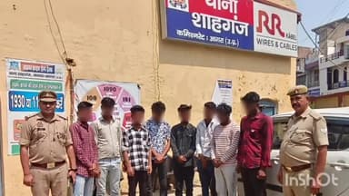 आगरा: थाना शाहगंज पुलिस ने कृष्णा गेस्ट हाउस ने छापा मारकर पकड़े 8 जुआरी,नगदी,स्कूटी,मोबाइल और ताश की गड्डी बरामद