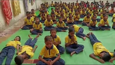 ग्रीष्मकालीन शिविर में प्रतिदिन लग रही है योग की कक्षा