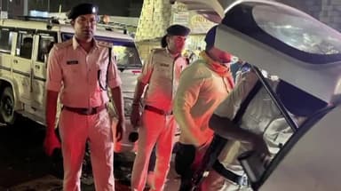 बिहिया: नया टोला मोड़ पर लोकसभा चुनाव को लेकर चलाया गया वाहन जांच अभियान, वाहनों को रोक कर ली गई तलाशी व एसडीपीओ रहे मौजूद