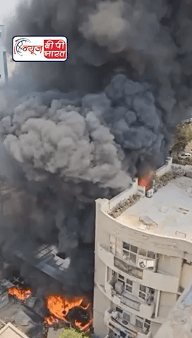 इंदिरापुरम के कॉम्प्लेक्स में आग की वजह से धुएँ का ग़ुबारदमकल विभाग की पांच गाड़ियों ने कड़ी मशक्कत के बाद आग पर काबू पाया। #fire #indrapuram #उत्तरप्रदेश ##प्रेस #बीपी