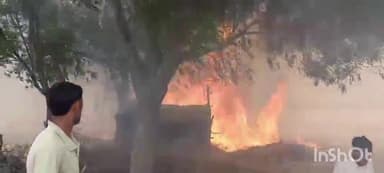 एटा: यूके लिपस्टिक के पतझड सहित दो बुरजी में भीषण लगी आग वीडियो आया सामने हुआ हजारों का नुकसान तहसील जलेसर क्षेत्र का मामला