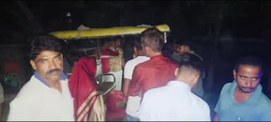 एटा: ई-रिक्शा में युवक का शव मृत अवस्था में मिलने से मचा स्थानीय लोगों में हड़कंप कोतवाली नगर क्षेत्र के जीआईसी समीप की घटना।
