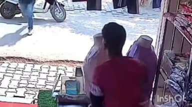 आगरा: नगला मेवाती में पुराने विवाद को लेकर युवक ने दूसरे युवक के पैर में मेरी गोली, सीसीटीवी आया सामने,