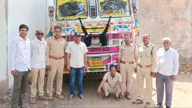 सुसनेर: आगर रोड पर पेट्रोल पंप के पास वन विभाग ने ट्रक से जब्त की 50 क्विंटल खेर की लकड़ी, चालक के विरुद्ध दर्ज किया प्रकरण