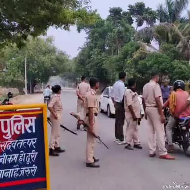 दावथ: मलियाबाग रोहतास बक्सर बॉर्डर पर दावथ पुलिस द्वारा किया जा रहा है वाहन।
