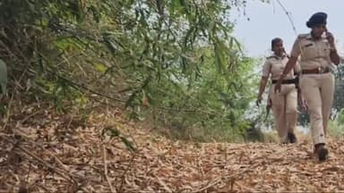 डेहरी: अवैध शराब के विरुद्ध डालमियानगर के गंगौली नहर के किनारे पुलिस ने की छापेमारी, 2500 लीटर किया महुआ पास शराब विनष्ट