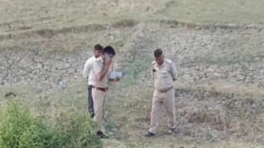 आंवला: आंवला के बिशारतगंज क्षेत्र में रेलवे ट्रैक के पास एक अज्ञात वृद्ध महिला का शब मिलने से फैली सनसनी।