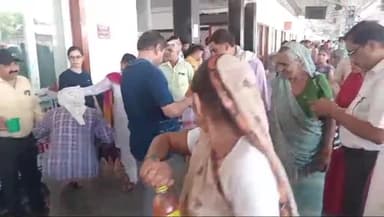 हाथरस: भीषण गर्मी में आने जाने वाले यात्रियों को राहत दिलाने के लिए हाथरस सिटी रेलवे स्टेशन पर वितरित किया गया ठंडा शरबत