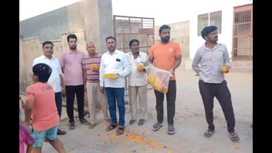 #पुष्प_वर्षा
आज ठाकुर जी महाराज महोत्सव प्रभात फेरी का पुष्प वर्षा कर स्वागत किया