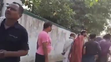 मलिहाबाद: गोहरामऊ में मतदान के दौरान पोलिंग बूथ पर लोगों में हुई कहासुनी, पुलिसकर्मियों ने दी समझाइश