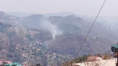 शिमला ग्रामीण: बडई के जंगल में सोमवार सुबह 10 बजे आग लगी जो रात्रि 11 बजे तक जारी रही