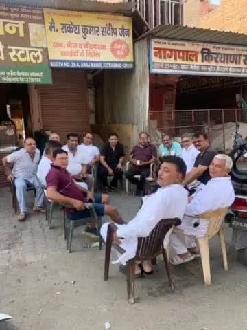 आज सुबह अनाज मंडी फ़तेहाबाद में स्थित #bablu_tea Stall पर व्यापारी भाइयों के साथ चाय पर चुनावी चर्चा की और आदरणीय बहन Kumari Selja जी के लिए सहयोग, समर्थन और आशीर्वाद व कांग्रेस पार्टी के लिए वोट की अपील की |