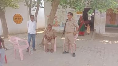 सिराथू तहसील के अंतर्गत सिपाह अब्बूनगर मतदान करने वालों की लगी भीड़ मौके पर प्रशासन रहे मौजूद प्रशासन पांचवें चरण का मतद