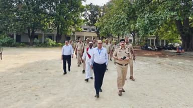 मंझनपुर: कौशाम्बी लोकसभा में हो रहे मतदान को लेकर डीएम एवं एसपी द्वारा भृमणशील रहते हुए किया जा रहा मतदान केंद्रों का निरीक्षण