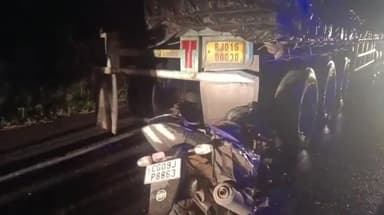 कवर्धा: सिंघनपुरी गांव के पास खड़े ट्रक में एक-एक कर पुलिस के तीन वाहनों का हुआ एक्सीडेंट, एक आरक्षक की मौके पर हुई मौत