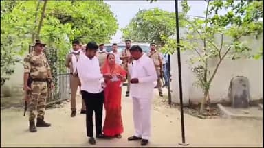 मंझनपुर: सपा के राष्ट्रीय महासचिव ने पत्नी व बेटे और सपा प्रत्याशी पुष्पेंद्र सरोज के साथ नगरेहा कला बूथ पर पहुचकर किया मतदान