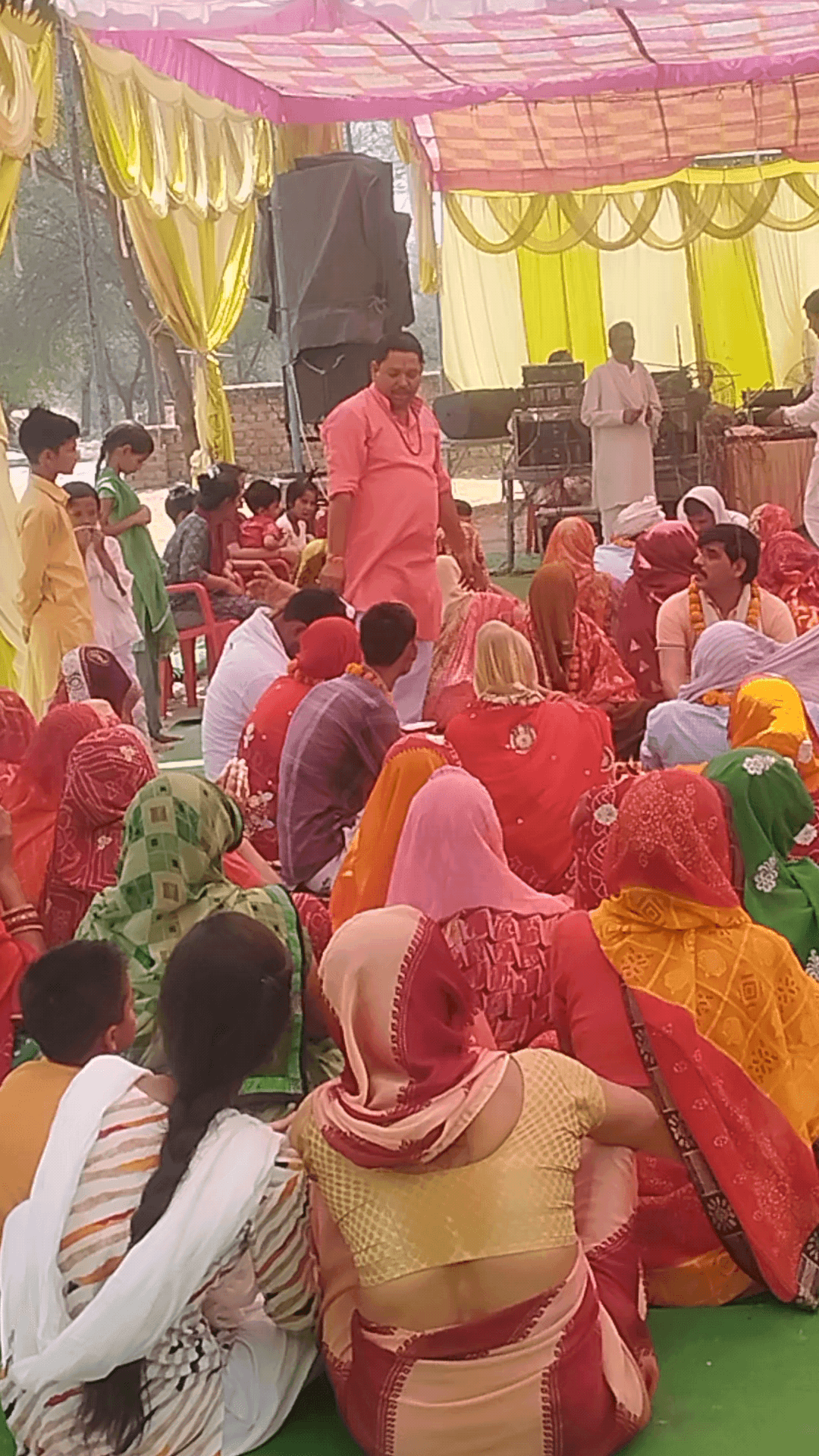 गांव नांगल माला मे भागवत कथा समापन पर पंचकुण्डी यज्ञ आयोजान किया गया,  एवं कलश यात्रा भी निकाली गई, प्रसाद वितरण