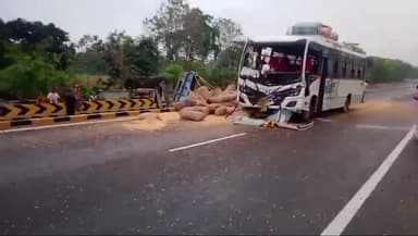 कस्बा: कॉलेज चौक कस्बा ओवरब्रिज के पास मक्का लदे ट्रैक्टर को बस ने पीछे से मारी टक्कर