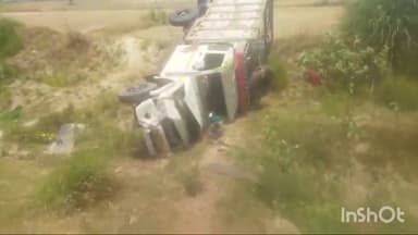 एटा: मैक्स पिकअप का एक्सल टूट जाने से अनियंत्रित होकर खाई में जा गिरी चार लोग गंभीर घायल होने की सूचना