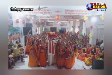 भागवत कथा में मनाया गया श्री कृष्ण जन्मोत्सव तो पांडाल में मौजूद सभी भक्त नाच गायन कर झूमते नजर आए।