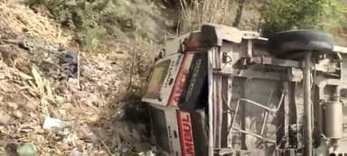 एटा: आगरा रोड स्थित जाबड़ा नहर पुल के पास अनियंत्रित होकर खाई में पलटी मरीज को ले जा रही एंबुलेंस, कोई हताहत नहीं