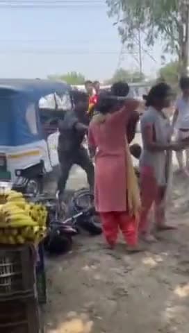 मुरादाबाद: सिविल लाइन थाना क्षेत्र में मिनी मेट्रो में टक्कर लगने पर दो पक्षों के बीच जमकर हुई मारपीट, पुलिस ने लिया संज्ञान