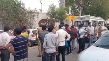 कानपुर: ग्रीन पार्क गेट नंबर 1 के बाहर खड़ी गाड़ी में मिला युवक का शव,पुलिस जांच में जुटी