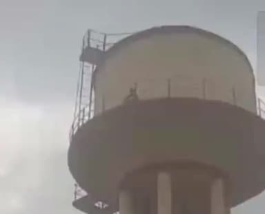 गंगापुर: बिनेगा गांव में एक वृद्ध पानी की टंकी पर पेट्रोल की बोतल के साथ चढ़ा, पुलिस प्रशासन के फूले हाथ पैर