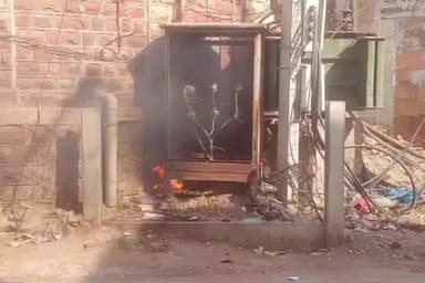 नागौर: शहर नागौर के मुख्य बाजार के पास लगे ट्रांसफार्मर में चिंगारी निकलने से फ्यूज बॉक्स के पास लगी आग, बड़ा हादसा टला