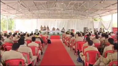 मंझनपुर: आजमगढ़ व बलिया में छठवें और सातवें चरण का मतदान कराने के लिए नियुक्त पुलिस कर्मियों को एसपी ने पुलिस लाइन से किया रवाना