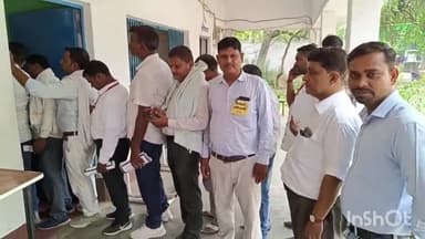 भभुआ: टाउन हाई स्कूल में बनाए गए बूथों पर कर्मचारियों व शिक्षकों ने बैलेट पेपर के माध्यम से किया मतदान