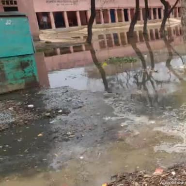 दावथ: सेमरी मध्य विद्यालय के परिसर में हुए जल जमाव से बच्चों को हो रही है परेशानी