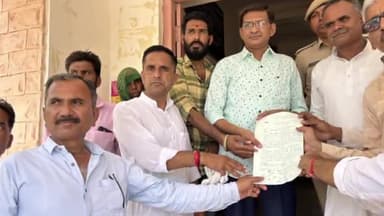 रानीवाड़ा: रानीवाड़ा में बिजली कटौती से परेशान लोगों ने बिजली बोर्ड कार्यालय के सामने दिया धरना