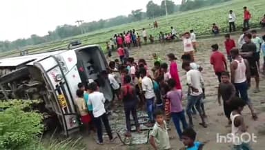 शिवहर: शिवहर से ढाका जा रही सवारी बस शिवहर के नयागांव बॉर्डर के पास हुई दुर्घटनाग्रस्त, दर्जनों यात्री घायल