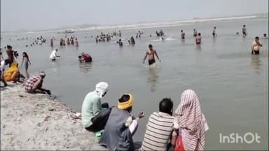 कलान: गंगा तट ढाई घाट पर बुद्ध पूर्णिमा पर श्रद्धालुओं ने लगाई आस्था की लगाई डुबकी