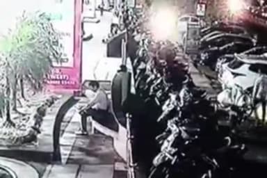 गाज़ियाबाद: गाजियाबाद के इंदिरापुरम थाना क्षेत्र में निजी जिम के बाहर खड़ी बाइक हुई चोरी, सीसीटीवी कैमरे में कैद हुई वारदात