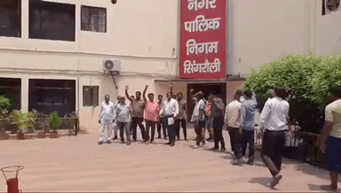 सिंगरौली: सफाई कर्मियों के साथ बैढ़न निवासी युवक के द्वारा की गई गाली गलौज, सफ़ाई कर्मियों ने कार्रवाई की मांग को लेकर की हड़ताल