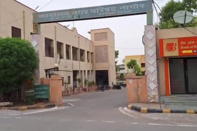 नागौर: शहर में नगर परिषद द्वारा सीज कॉम्प्लेक्स पर काम करते मिले तीन मजदूर, एक को लिया गया हिरासत में