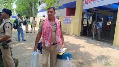 शिवहर: लोकसभा चुनाव को लेकर नबाब हाई स्कूल से मतदान कर्मी ईवीएम मशीन लेकर मतदान केंद्र के लिए हुए रवाना, कल होगा मतदान