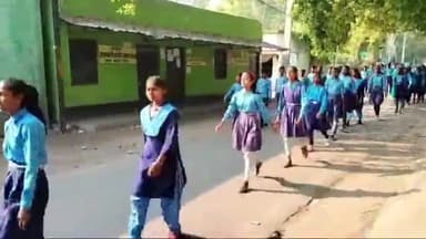 भभुआ: नगर पालिका मध्य विद्यालय द्वारा भभुआ शहर में निकाली गई मतदाता जागरूकता रैली सैकड़ो छात्र छात्राओं ने लिया भाग